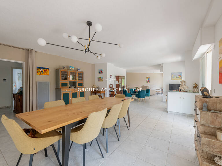 Appartement de standing 156 m² Saint-Raphaël Boulouris Terrasse 43 m² Piscine 2 garages — photo 1