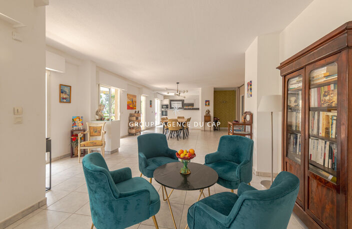 Appartement de standing 156 m² Saint-Raphaël Boulouris Terrasse 43 m² Piscine 2 garages — photo 4