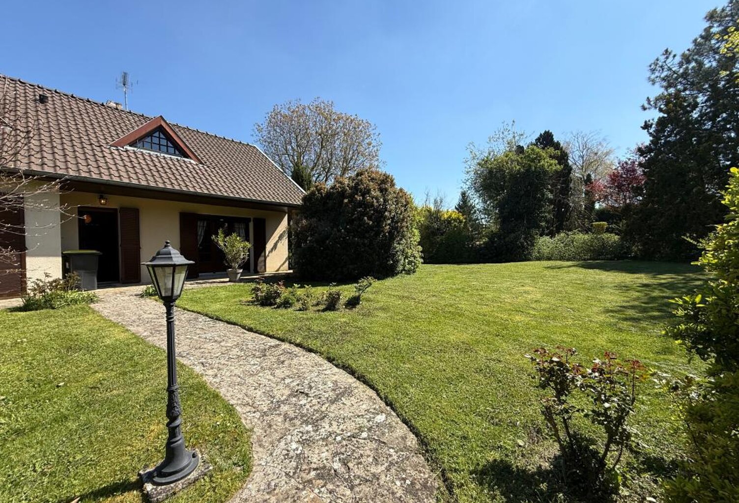 Maison À Vendre 153m2 avec Sous-sol et Jardin — photo 1