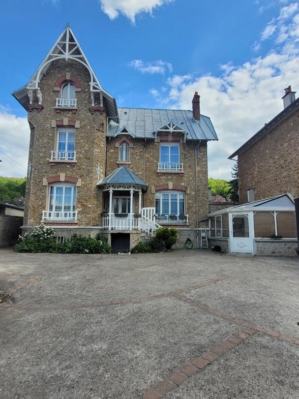 La Ferté sous Jouarre, très belle maison de caractère en pierre meuliére, en parfait état avec beaucoup de charme