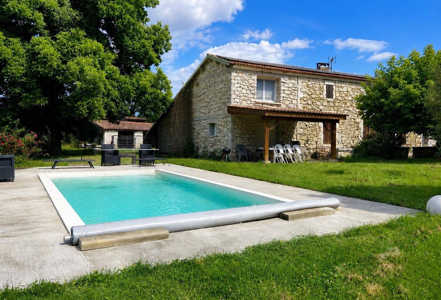 Maison en pierre rénovée alliant charme de l'ancien et confort moderne — photo 1