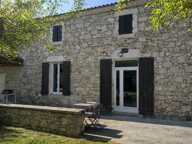Maison en pierre rénovée alliant charme de l'ancien et confort moderne — photo 2