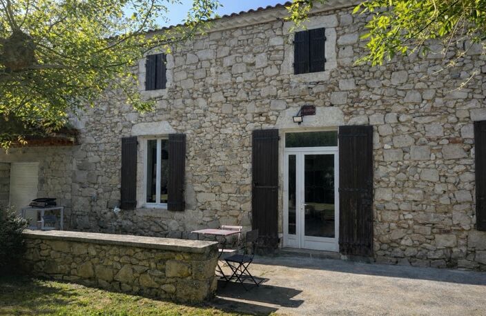 Maison en pierre rénovée alliant charme de l'ancien et confort moderne — photo 2