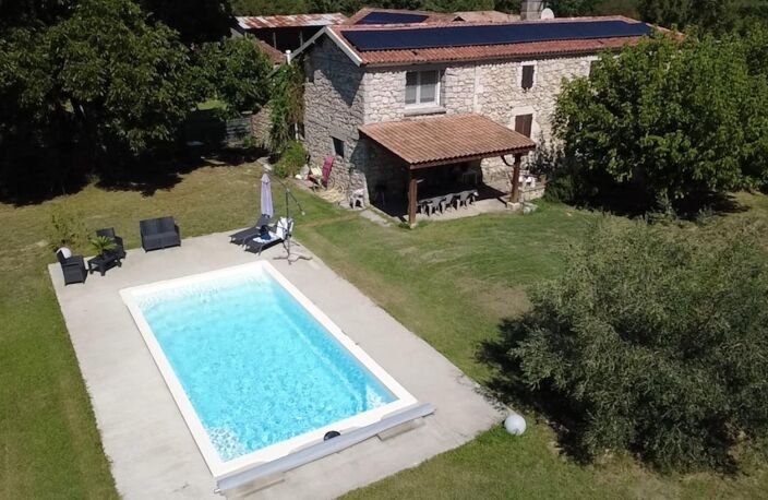 Maison en pierre rénovée alliant charme de l'ancien et confort moderne — photo 3