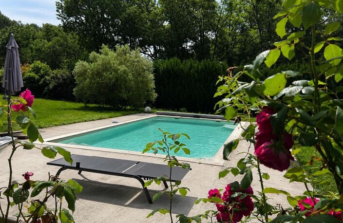 Maison en pierre rénovée alliant charme de l'ancien et confort moderne — photo 4