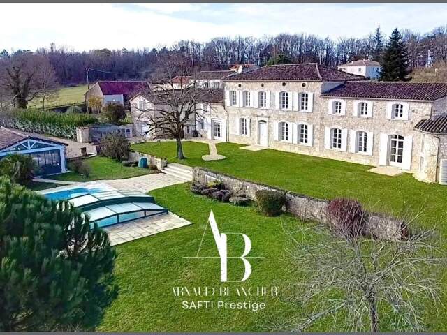 Magnifique Longère Charentaise en pierre, 6 chambres, 5 sdb, piscine, jardin d'hiver, garage, jardin. — photo du bien