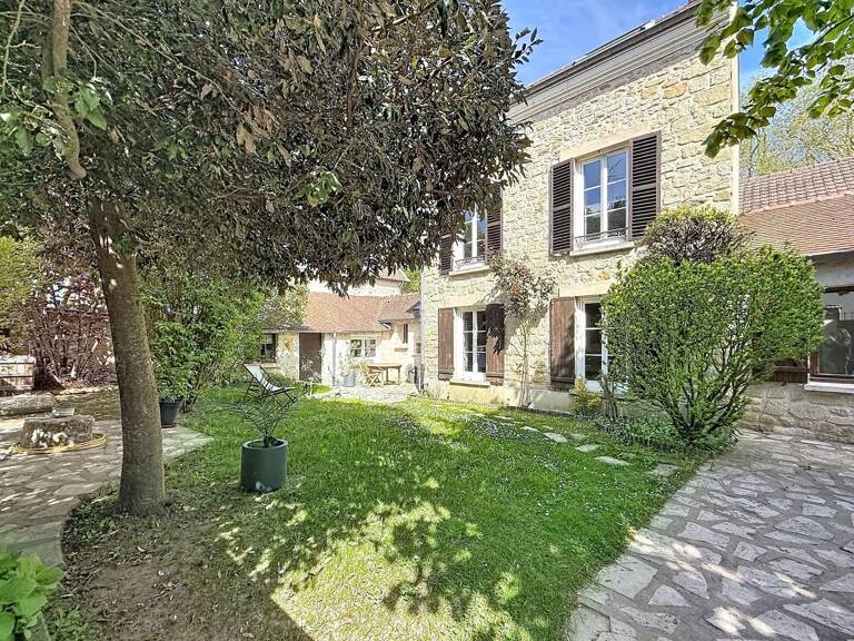 Maison en pierre de 133 m² habitables avec dépendance — photo 1
