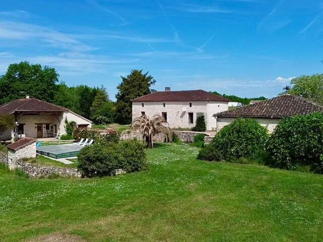 Propriété en pierre avec dépendances et piscine — photo du bien