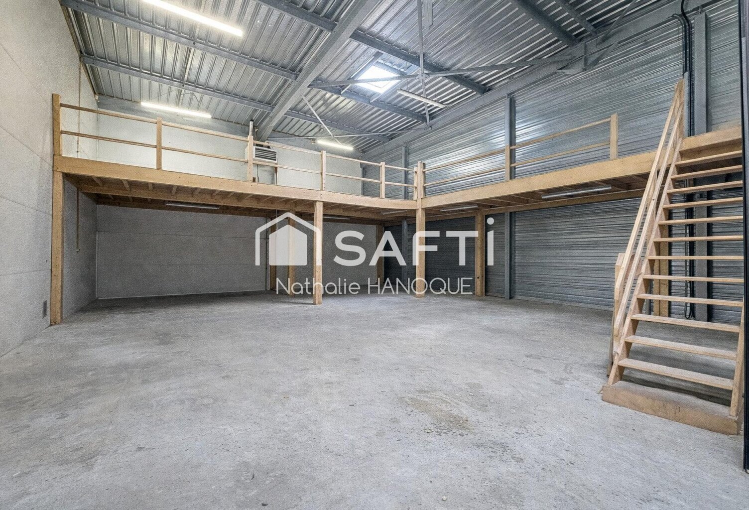 Box 212 m2 dont 39m² de bureau - Zone d'activités ANET — photo 1