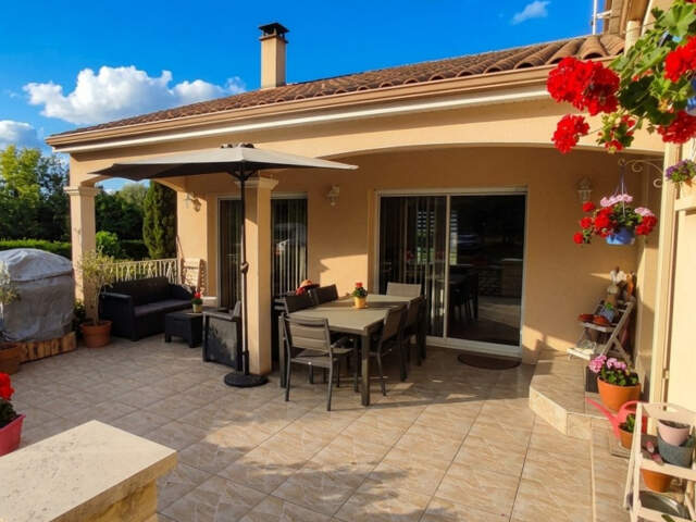 BELLE VILLA DANS UN JARDIN ARBORE — photo du bien