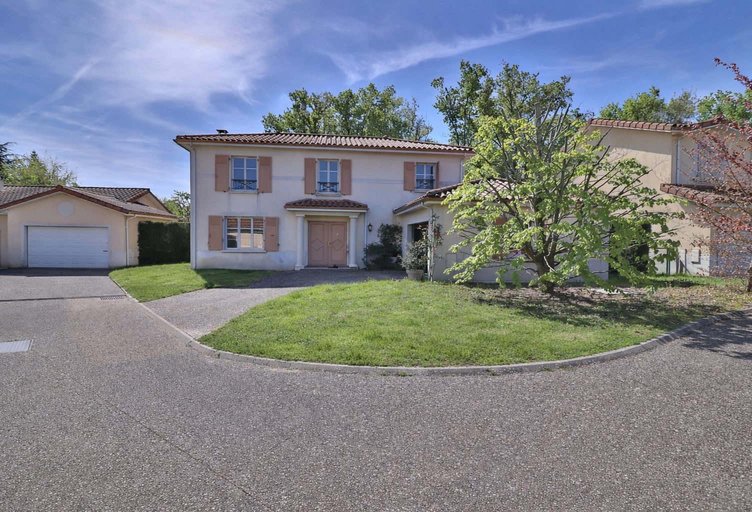 Maison familiale spacieuse avec jardin, piscine et cadre calme à deux pas du centre — photo 1