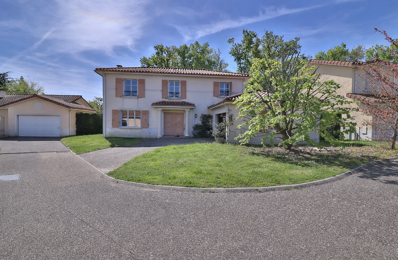 Maison familiale spacieuse avec jardin, piscine et cadre calme à deux pas du centre — photo du bien