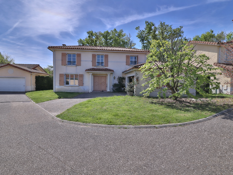 Maison familiale spacieuse avec jardin, piscine et cadre calme à deux pas du centre — photo 1