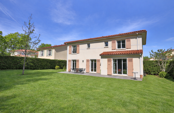 Maison familiale spacieuse avec jardin, piscine et cadre calme à deux pas du centre — photo 2