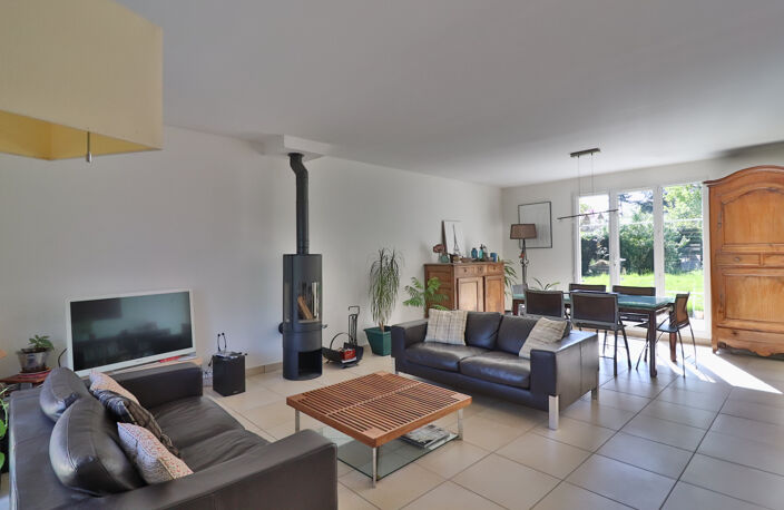 Maison familiale spacieuse avec jardin, piscine et cadre calme à deux pas du centre — photo 5