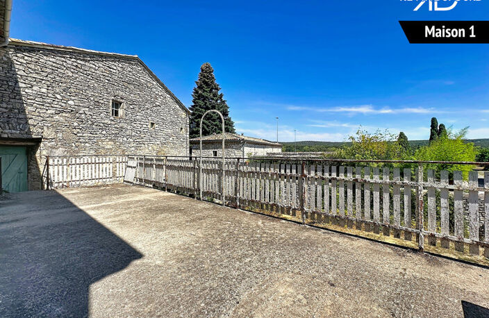 Corps de ferme avec cour intérieure et caves à ORGNAC L'AVEN — photo 2