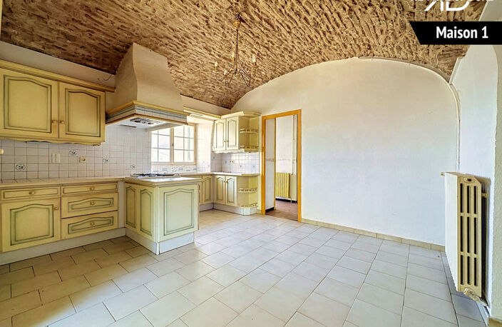 Corps de ferme avec cour intérieure et caves à ORGNAC L'AVEN — photo 3