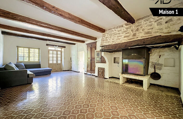 Corps de ferme avec cour intérieure et caves à ORGNAC L'AVEN — photo 4
