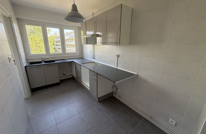 APPARTEMENT T3 DE 65m² / BALCON / CAVE / PISCINE / TENNIS — photo 2