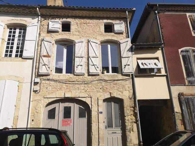 À vendre, Vic-Fezensac, Gers: maison de ville lumineuse avec 3 chambres, grand garage/atelier et grange  une rue tranquille à seulement quelques pas du centre ville — photo du bien