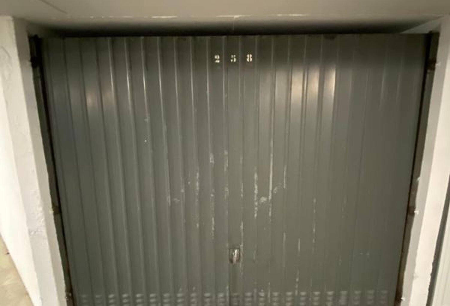 Parking À Vendre en sous-sol d'une résidence — photo 1