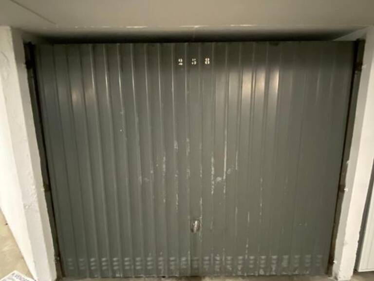 Parking À Vendre en sous-sol d'une résidence — photo 1