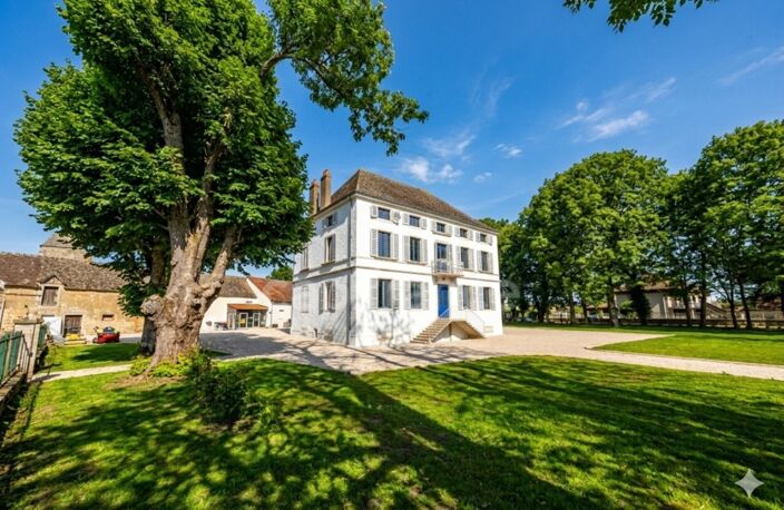 Propriété à vendre composée d'une demeure de Maitre et une deuxième maison avec piscine et jardin — photo 2
