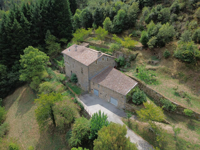 Demeure prestigieuse du XIV siècle au coeur de la belle vallée de l’Eyrieux en Ardèche, , située à 45mn de Valence (Drome) -285m² habitable sur 2ha de terrain — photo du bien