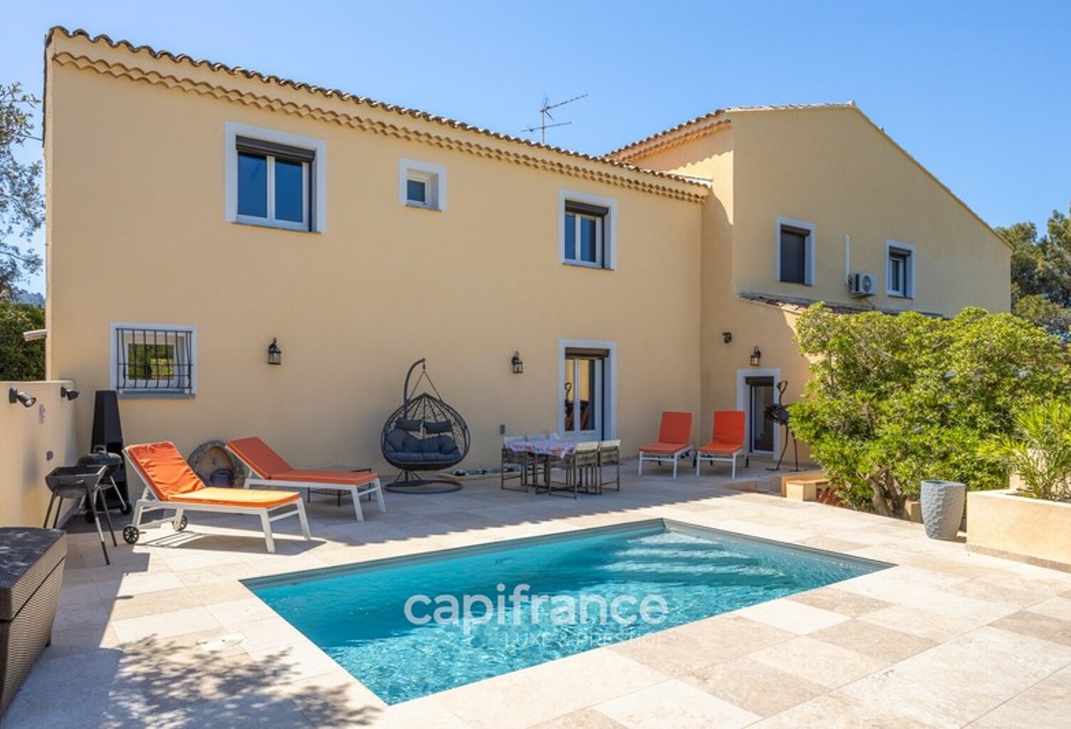 Marseille 11ème La Valentine/St Menet, Maison de 300m2 sur un Terrain de 2700m2 avec deux piscines, dépendances et garages — photo 1