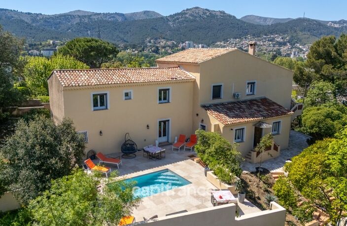 Marseille 11ème La Valentine/St Menet, Maison de 300m2 sur un Terrain de 2700m2 avec deux piscines, dépendances et garages — photo 2