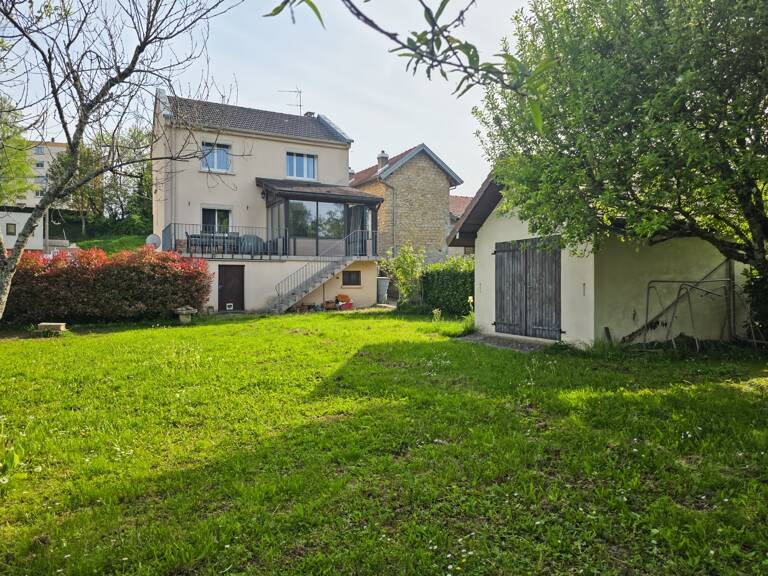 MONTMOROT – Maison indépendante 3 chambres avec jardin, sous-sol complet, 2 garages et dépendance — photo 1