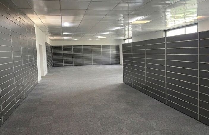 QUIMPER (29) Local/bureau à vendre local d'activité de 670 m² sur une parcelle de terrain de 7 700 m² — photo 2