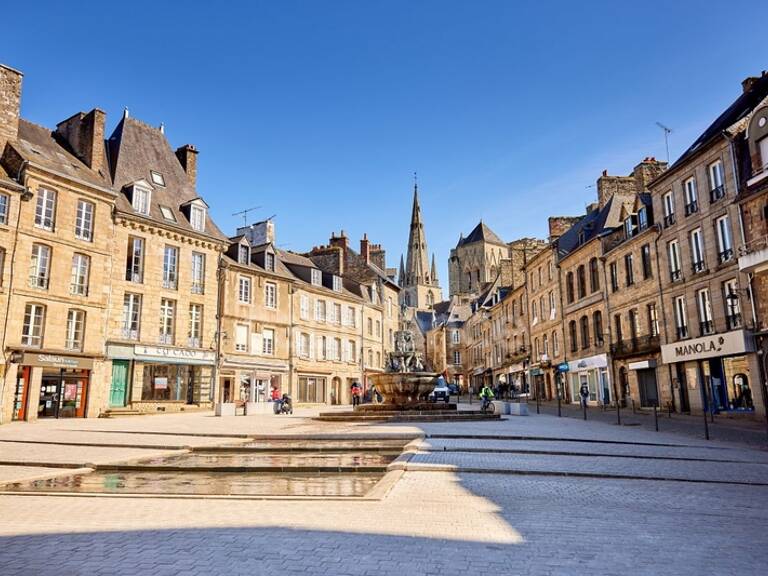 Emplacement n°1 au cœur de Guingamp : Place du Centre, local commercial fonctionnel et visible d’environ 80 m² avec vitrine, réserve et cave — photo 1