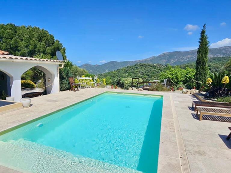 A vendre : Villa contemporaine de plain-pied avec piscine chauffée et vue montagne (Corse) — photo 1