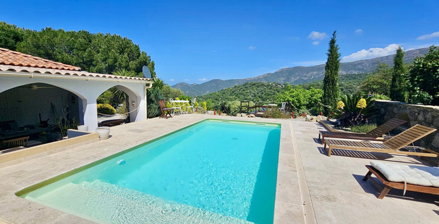 A vendre : Villa contemporaine de plain-pied avec piscine chauffée et vue montagne (Corse) — photo 1