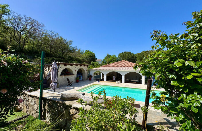 A vendre : Villa contemporaine de plain-pied avec piscine chauffée et vue montagne (Corse) — photo 2