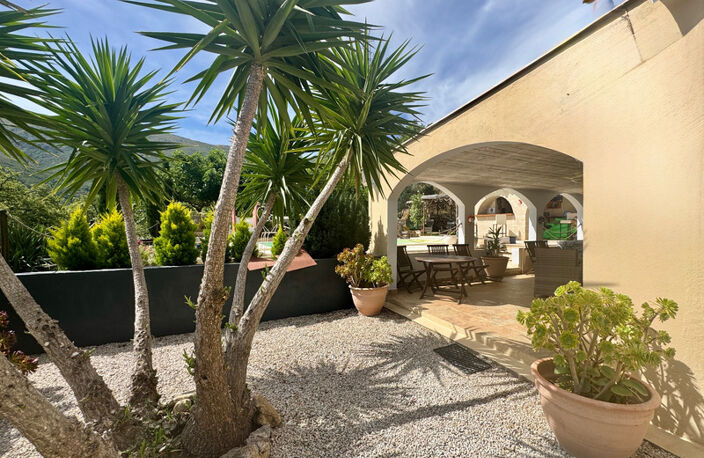 A vendre : Villa contemporaine de plain-pied avec piscine chauffée et vue montagne (Corse) — photo 3