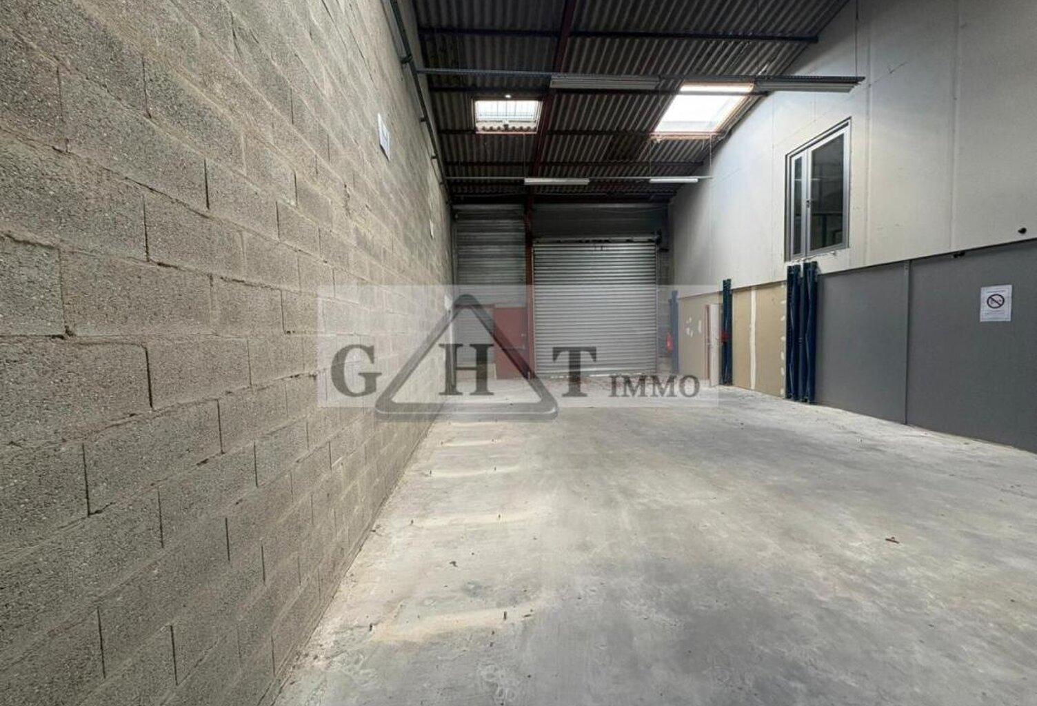 ENTREPOT BUREAU 400M² A VAUX LE PENIL A LA VENTE — photo 1
