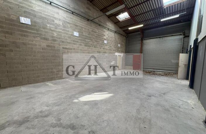 ENTREPOT BUREAU 400M² A VAUX LE PENIL A LA VENTE — photo 2