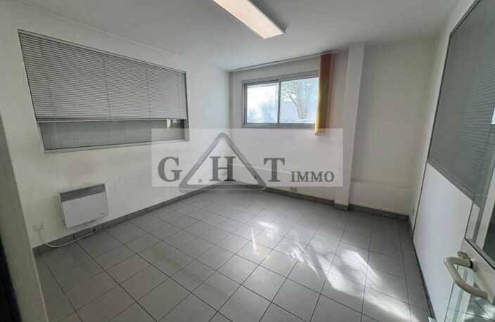 ENTREPOT BUREAU 400M² A VAUX LE PENIL A LA VENTE — photo 3