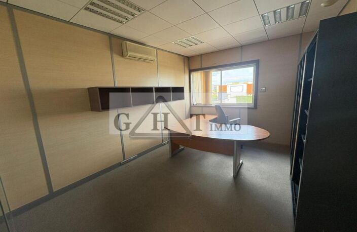 ENTREPOT BUREAU 400M² A VAUX LE PENIL A LA VENTE — photo 5