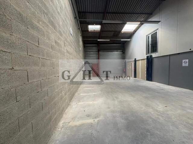 ENTREPOT BUREAU 400M² A VAUX LE PENIL A LA LOCATION — photo du bien