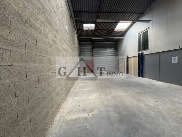 ENTREPOT BUREAU 400M² A VAUX LE PENIL A LA LOCATION — photo 1