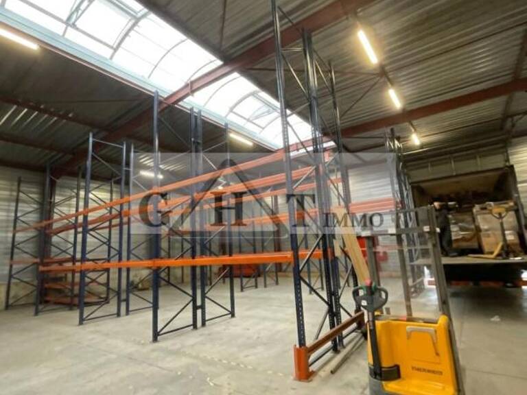 ENTREPOT 892M2 A LOUER SAINT SOUPPLETS — photo 1