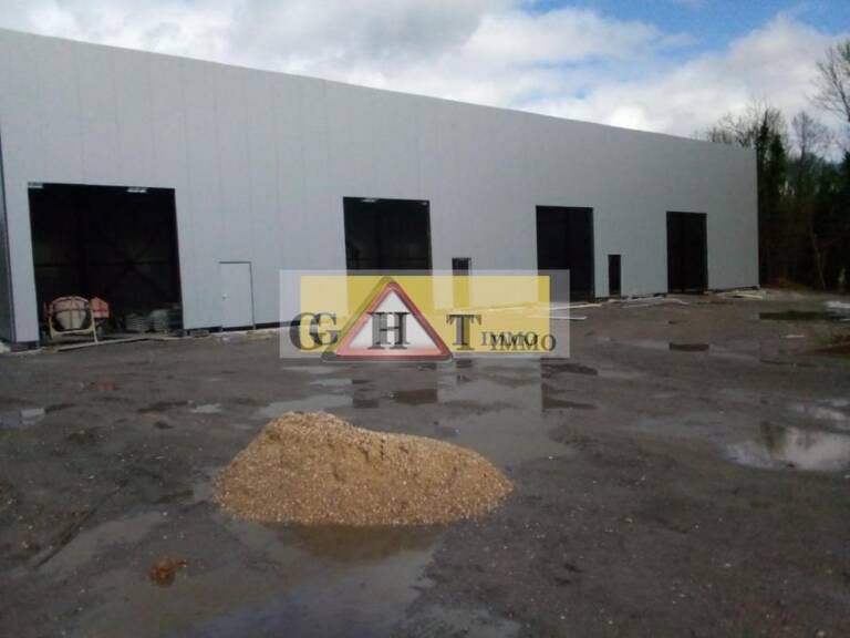 ENTREPOT AVEC PARKING 600 M² A LOUER  PROCHE ROUEN — photo 1