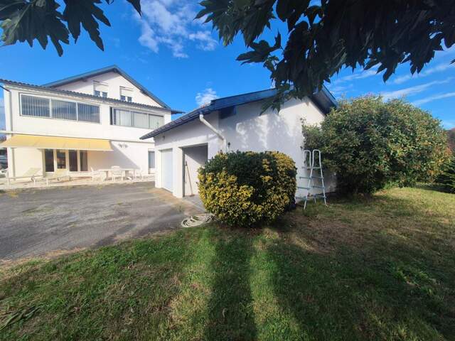 Grande maison mitoyenne 700 m2 de terrain ! — photo du bien