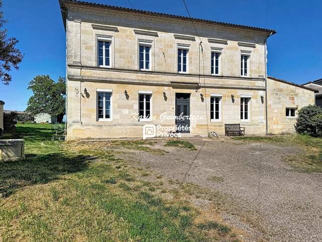 Maison familiale en pierre joliment rénovée avec piscine — photo du bien