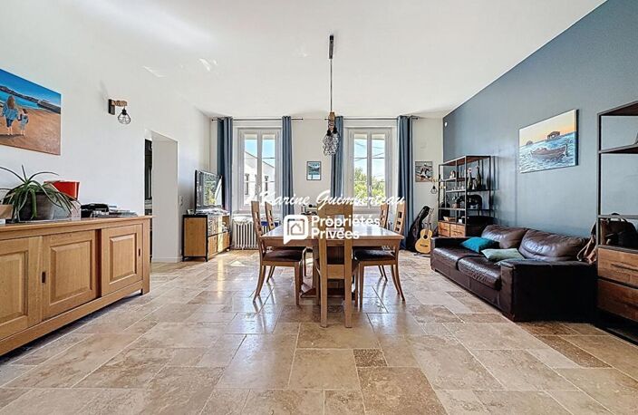Maison familiale en pierre joliment rénovée avec piscine — photo 4
