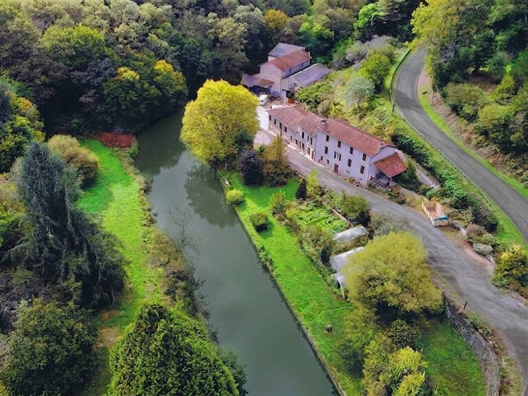 Proche de Rochechouart , authentique moulin avec rivière et chute d'eau -cadre naturel exceptionnel- — photo 1