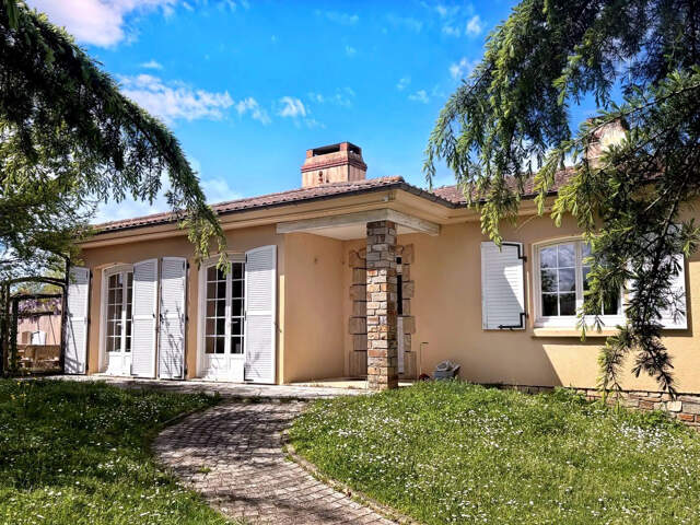 Maison avec piscine couverte, terrain de 2 hectares, centre — photo du bien
